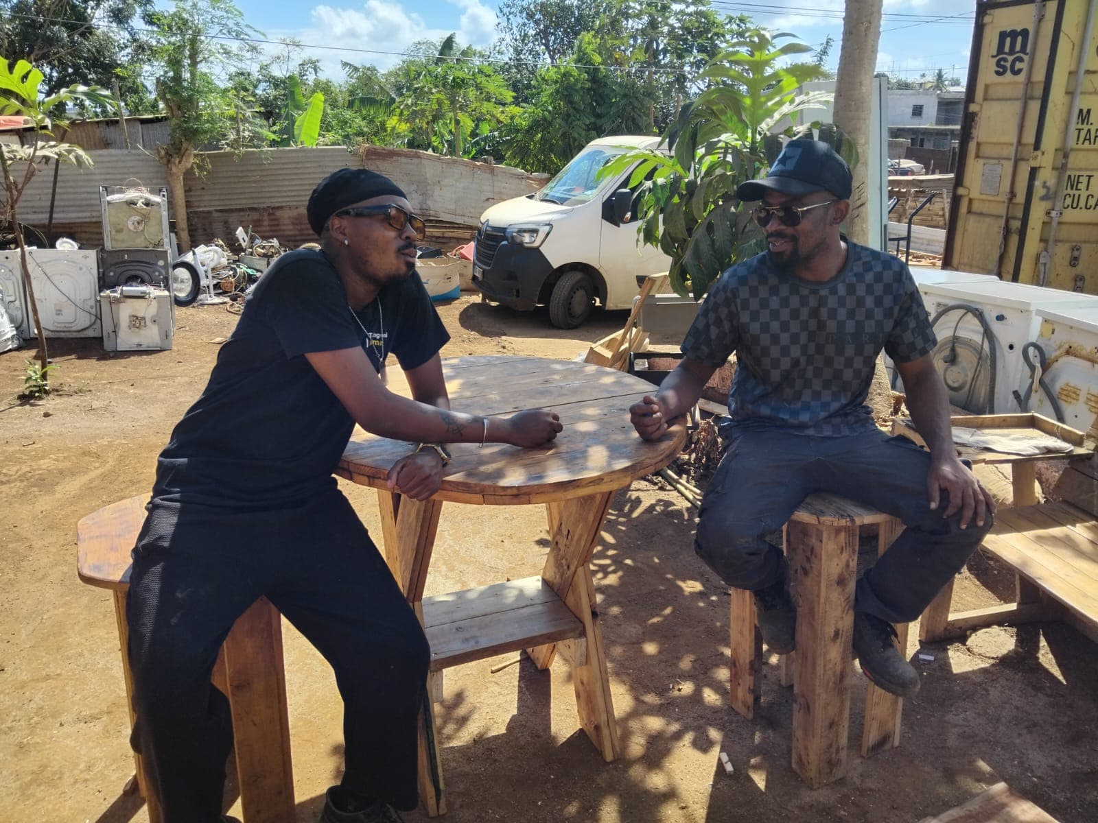 Mobilier Table + 2 tabouret