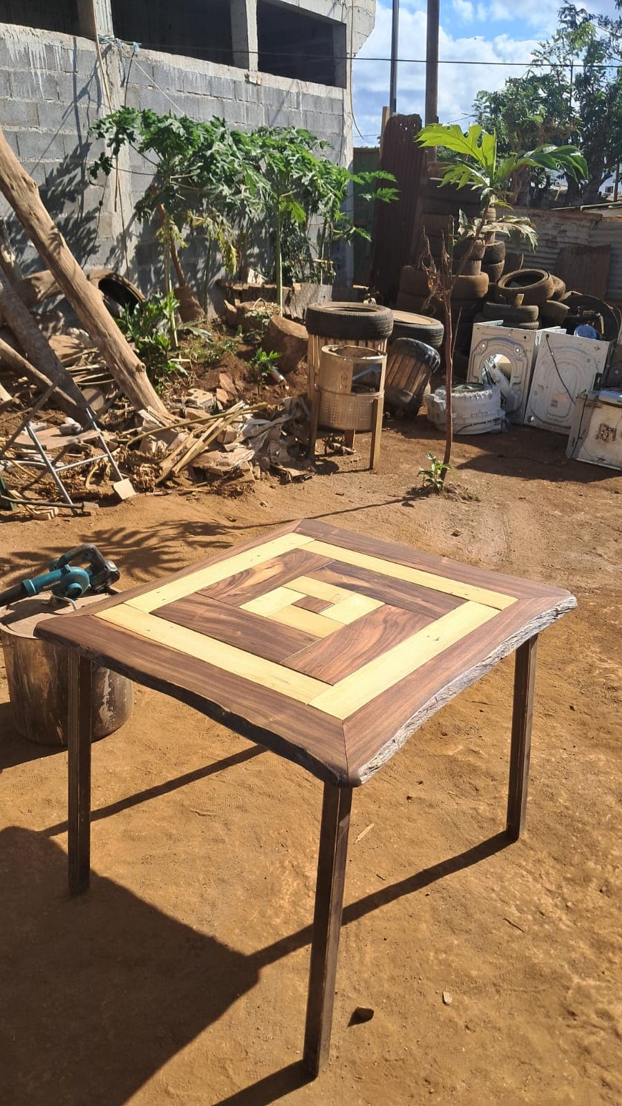 Mobilier Table Dizaïnoudine