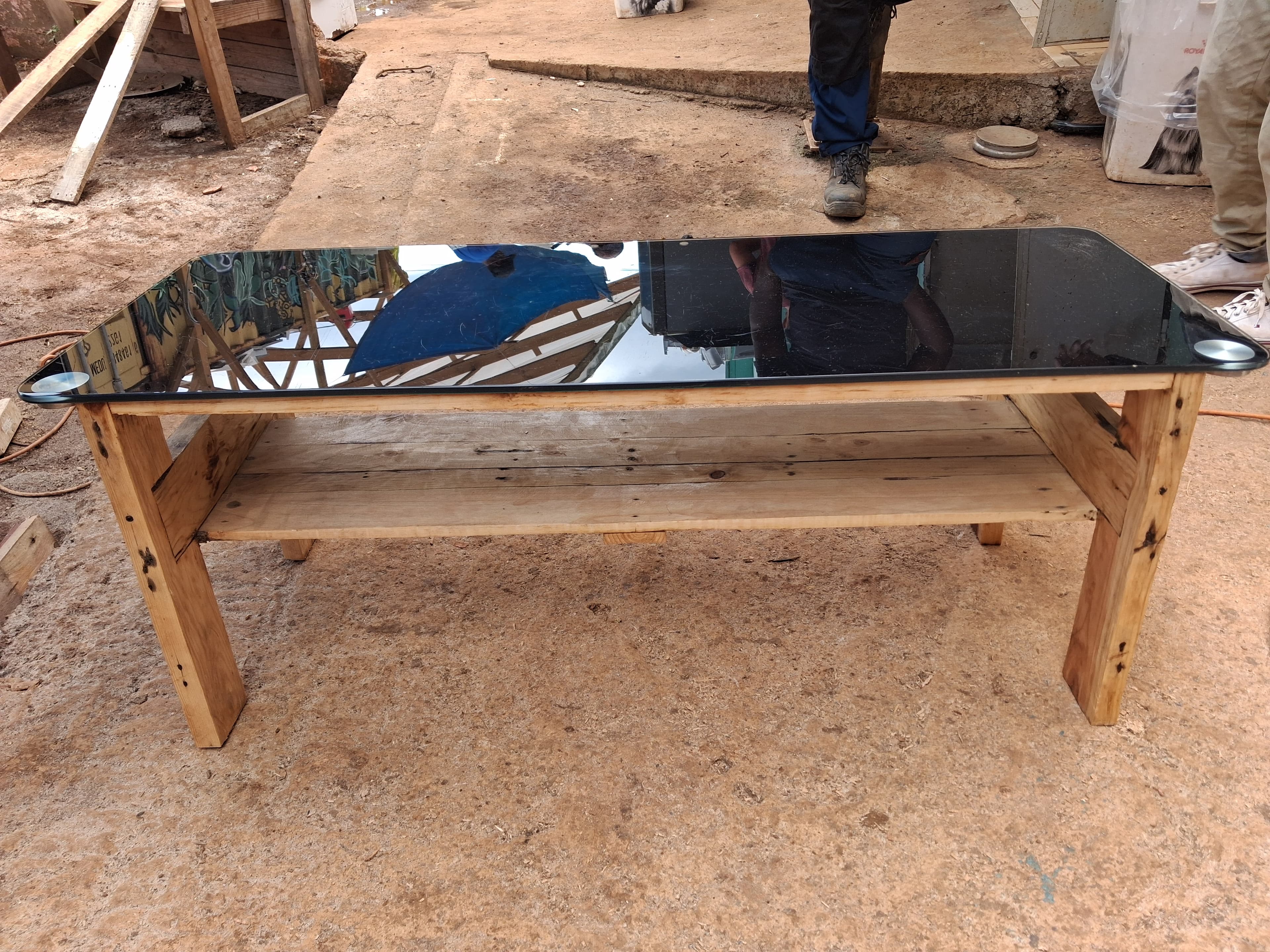 Mobilier Table avec plateau en verre trempée noir — reconditionné par la RTT à Combani